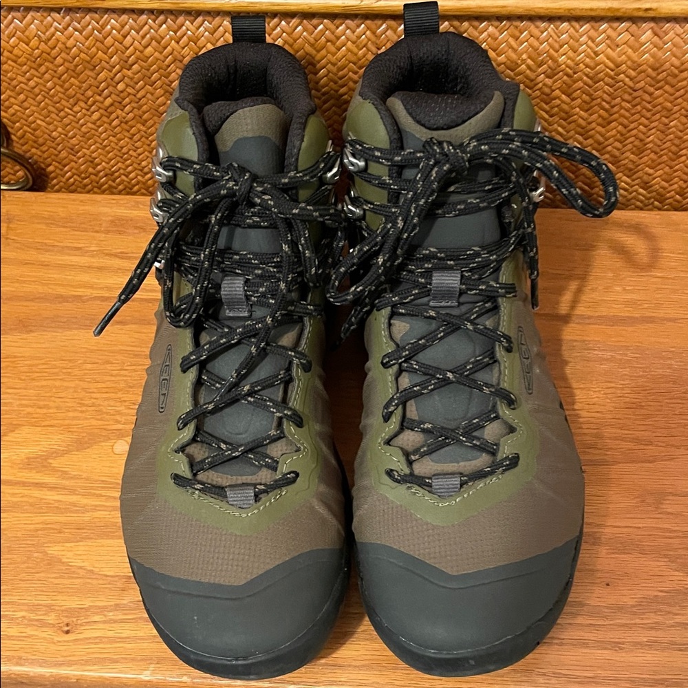 Keen Women’s waterproof hiking boot sz 7